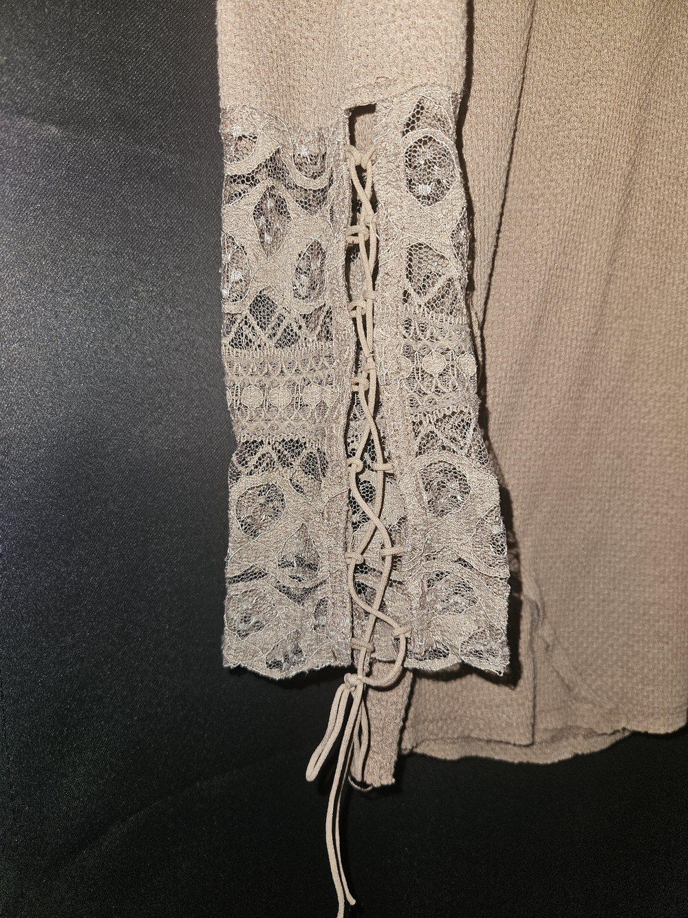 BKE Waffle Knit Thermal Top Crochet Lace Sleeve Taupe L - Picture 4 of 5